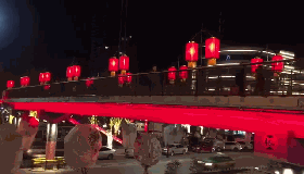 西安天桥上的玻璃护栏采用LED透明显示屏
